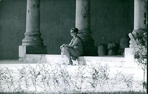 תצלום וינטג 'של מרגרטה השנייה יושב לבד.