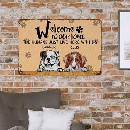 Alioyoit כלב מצחיק שלט מתכת שלט פח לוח כלבים מותאמים אישית שם ברוך הבא לביתנו בני האדם כאן איתנו כלב חידוש שלט