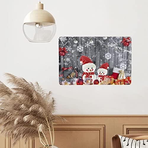 קיר שלט חג המולד של ג'ימקסג'ון תלוי כדורי חג המולד אדומים ואיש שלג על קרשים כפריים חותם על פתית שלג