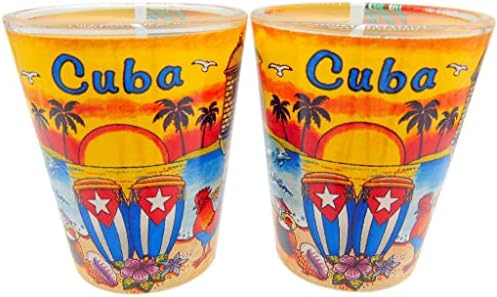 חבילת מזכרות קובנית מזכוכית קובה שתיים מאותן כוסות הכוללות סצנות ממדינת האי הטרופי