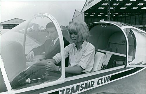 תצלום וינטג 'של מיריל דארק יושב בתוך כלי טיס.