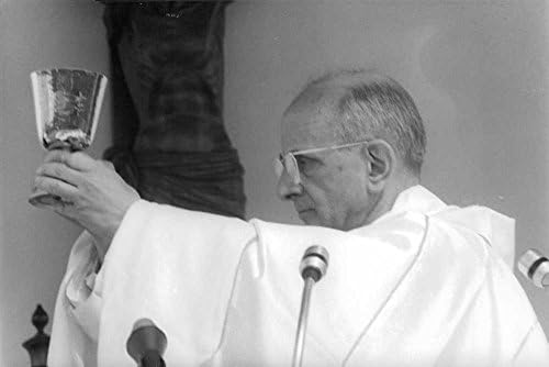 תצלום וינטג 'של האפיפיור פול השישי נותן כוסית של כבוד.