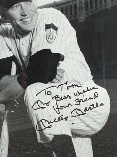 מיקי מנטל ניו יורק ינקיס חתמה 11x14 B&W ממוסגרת צילום עם הולוגרמה של מוזיאון - תמונות MLB עם חתימה עם חתימה