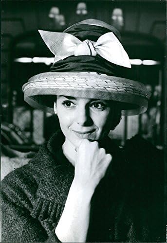 תצלום וינטג 'של סילביה קזבלנס מחייך, עם כובע.