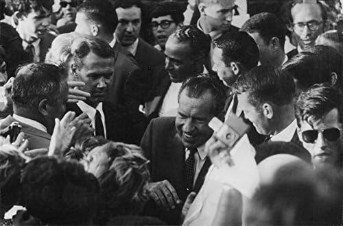 תצלום וינטג 'של ריצ'רד ניקסון סביב האנשים.