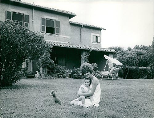 תצלום וינטג 'של אירינה דמיץ' יושבת עם בתה על הדשא.