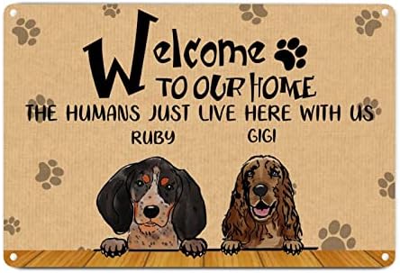 Alioyoit כלב מצחיק שלט פח שלט פח כלבים מותאמים אישית שם ברוך הבא לביתנו בני האדם כאן איתנו קולב דלת כפרי