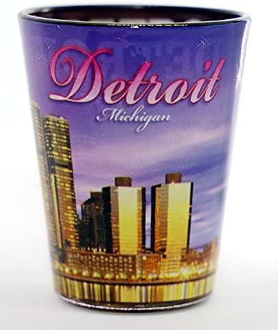 דטרויט מישיגן ערב קו הרקיע מחוץ כחול כהה קו הרקיע בתוך כוס שוט